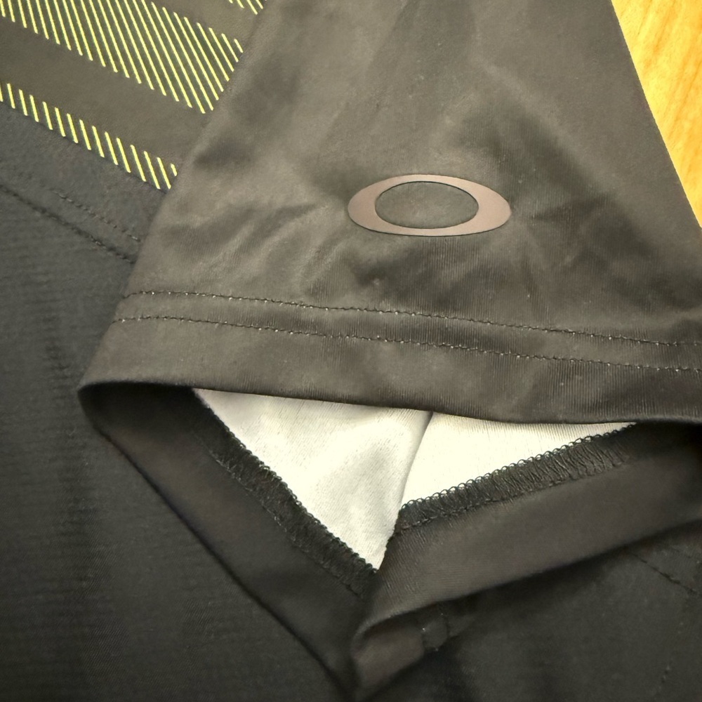 Oakley Golf Polo Mens XL Black Yellow Stripe Performance Athletic Shirt - Picture 3 of 5